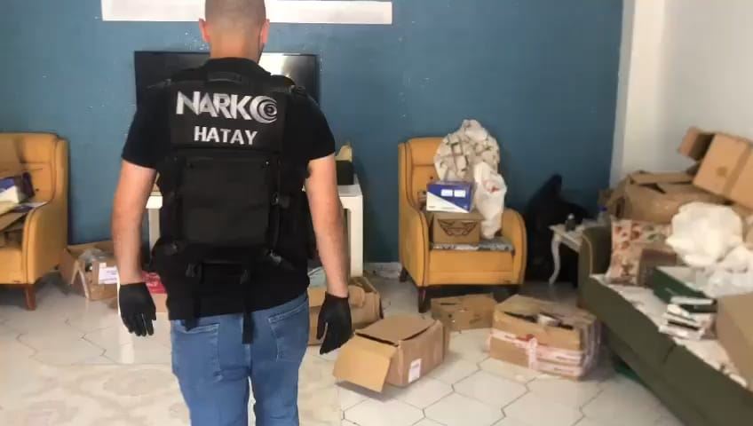 Kargo kutusundan uyuşturucu çıktı