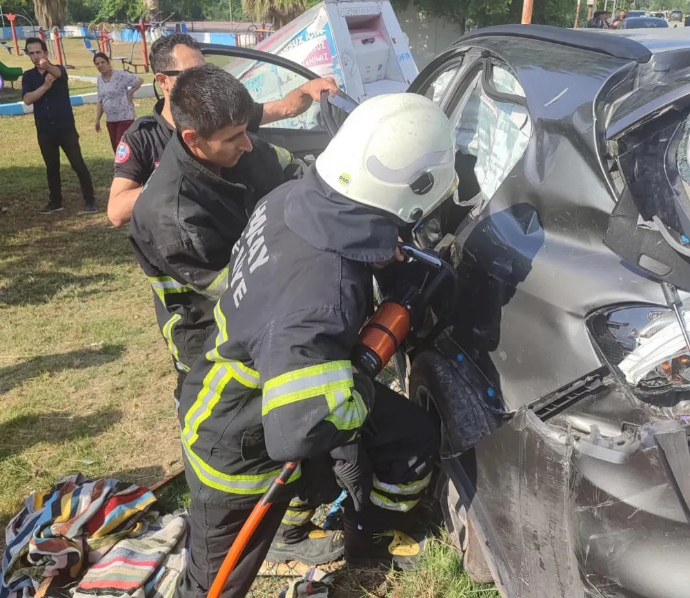 Sıkışan yolcuyu itfaiyeciler kurtardı