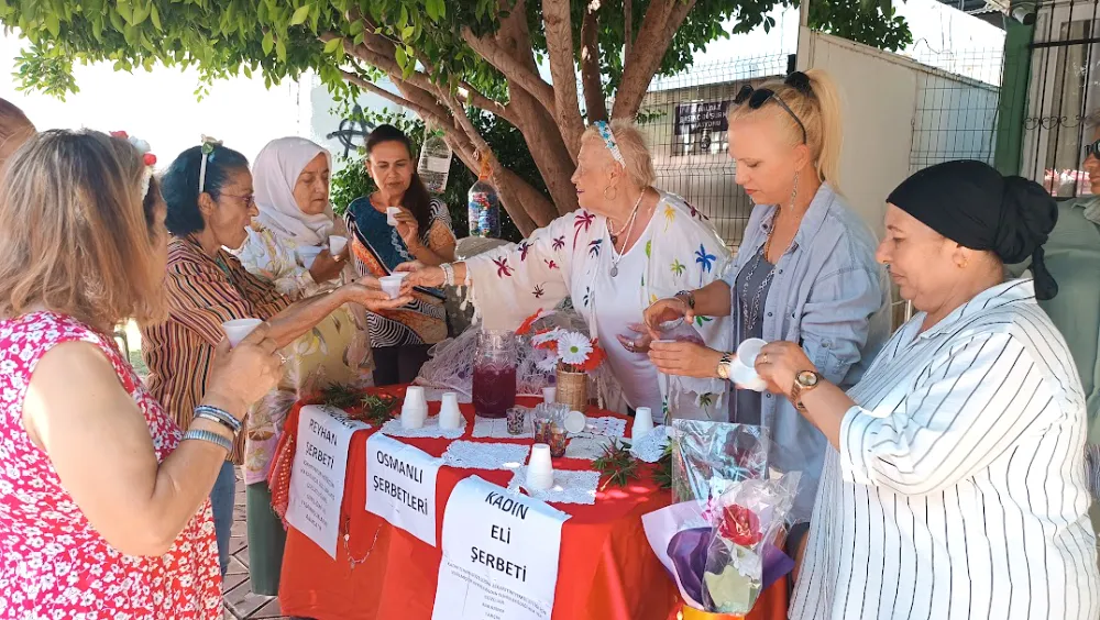 Kadınlar şerbet dağıtarak tanıtım yaptı