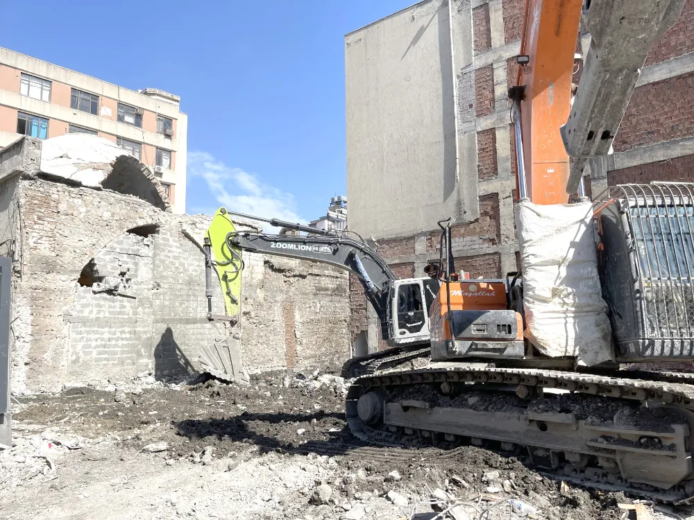 Tarihi hamam yıkımda da hasar aldı